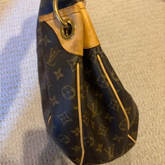 Louis Vuitton Galliera PM monogram shoulder bag. - Picture 7 of 13